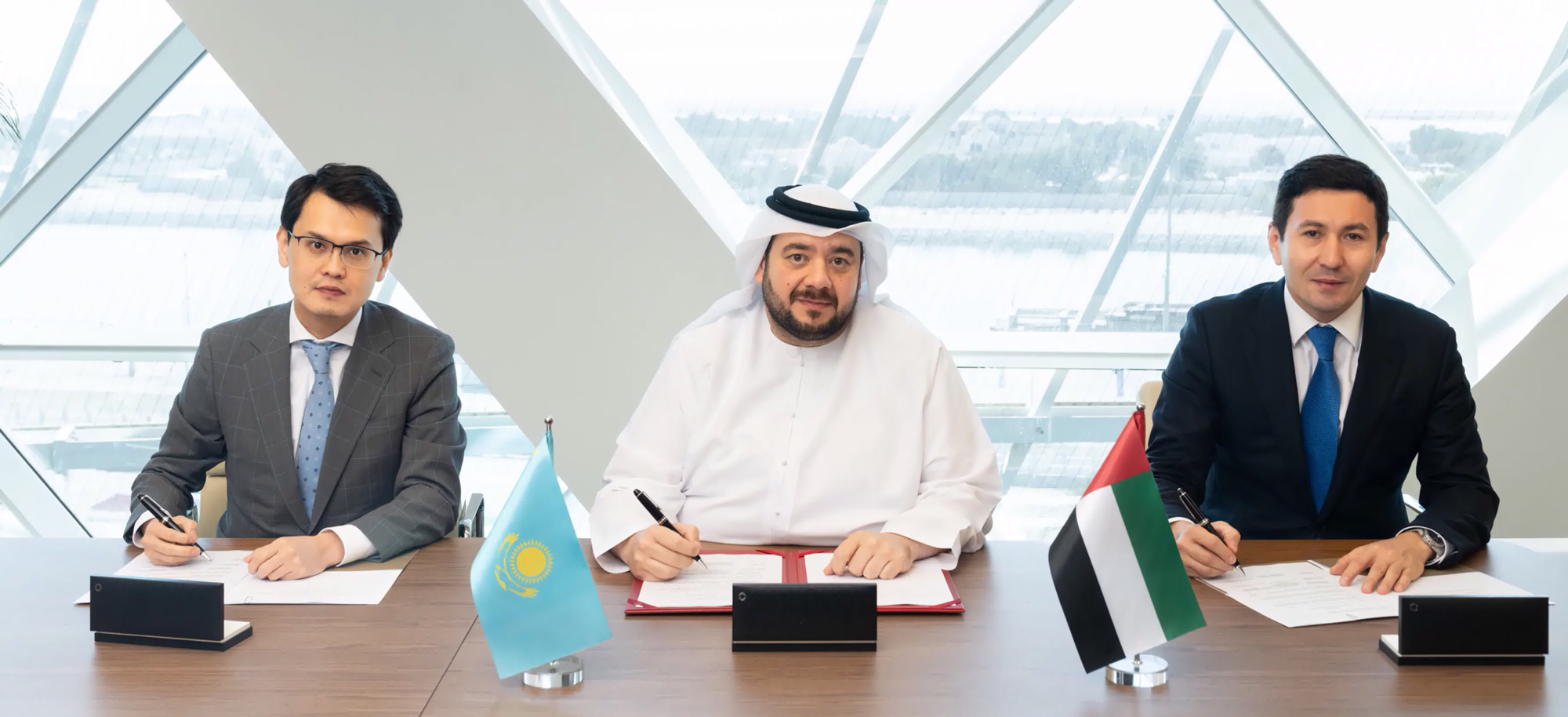 الإمارات وكازاخستان توقعان مذكرة تفاهم للتعاون الاستثماري في مشاريع مراكز البيانات والذكاء الاصطناعي